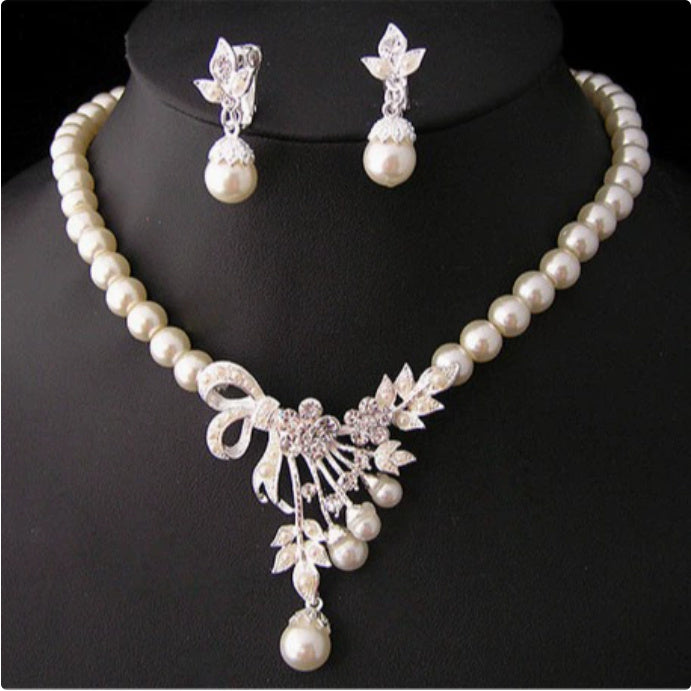 Wedding ladies, bridal ornaments, wedding gowns, pearls, necklaces, earrings, jewelry sets